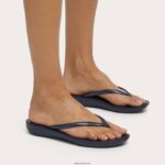 Women IQUSHION Ergonomic Flip Flops Fitflop 882F26 Midnight Navy - Image 2